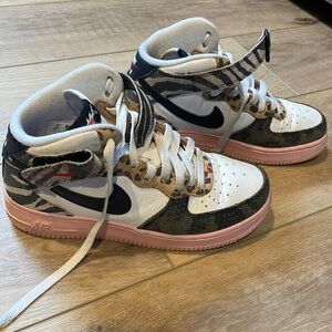 Women’s Nike air high tops. Good condition. Size 6
